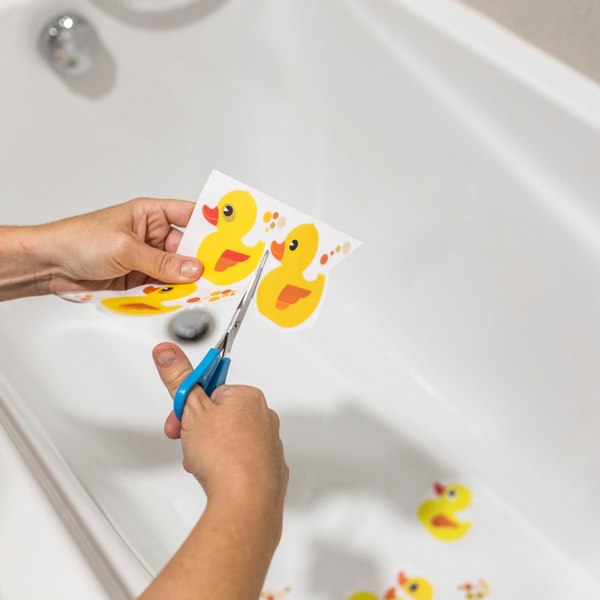 Demostración de aplicación de pegatinas antideslizantes de patitos en bañera infantil que ayudan a evitar resbalones durante el baño - Nicoalsito.es