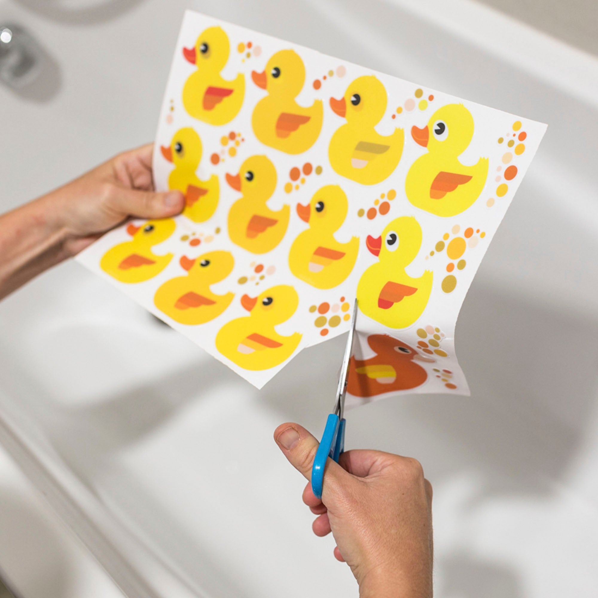 Demostración de aplicación de pegatinas antideslizantes de patitos en bañera infantil - Nicolasito.es
