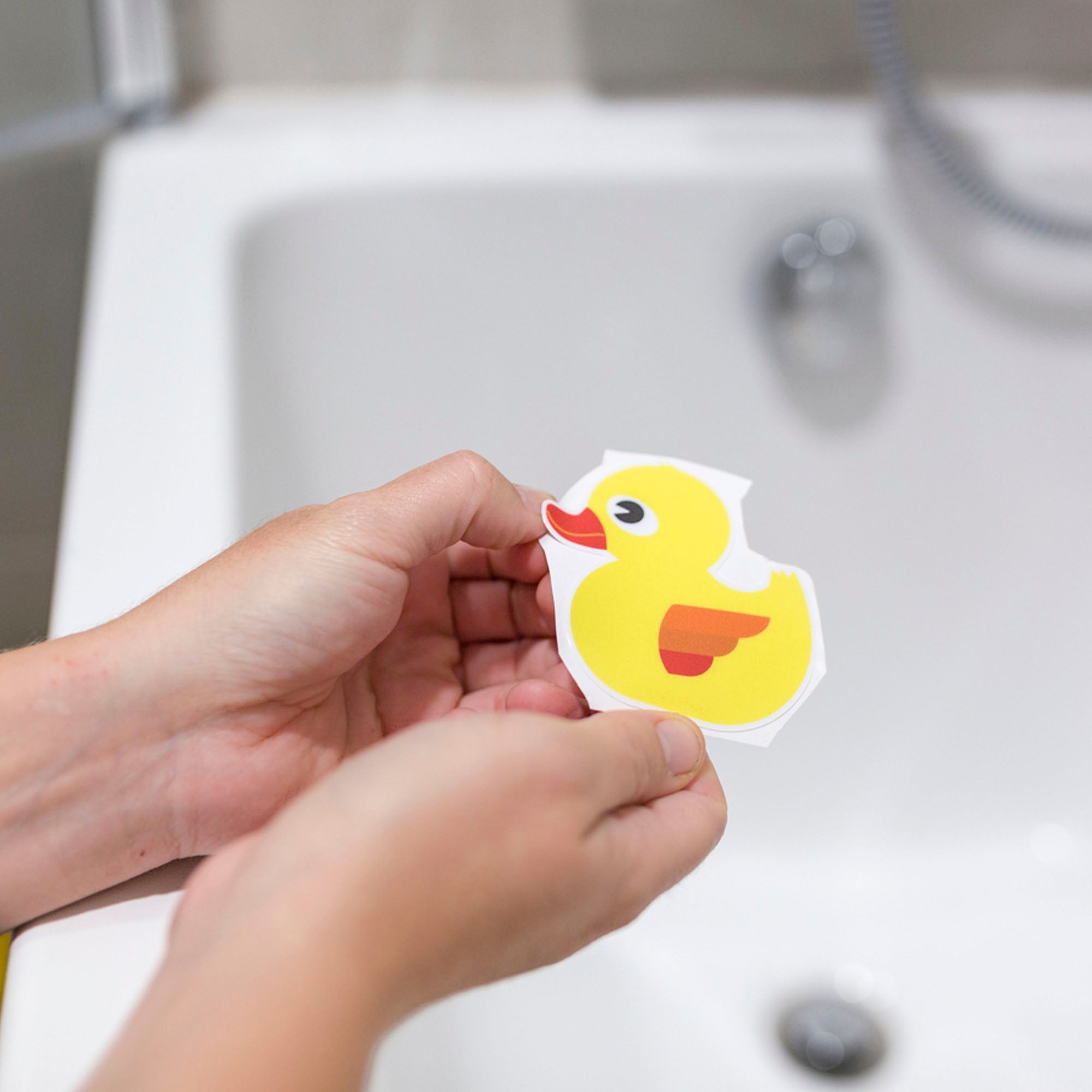 Detalle de vinilos antideslizantes con forma de pato para ducha y bañera Nicolasito.es