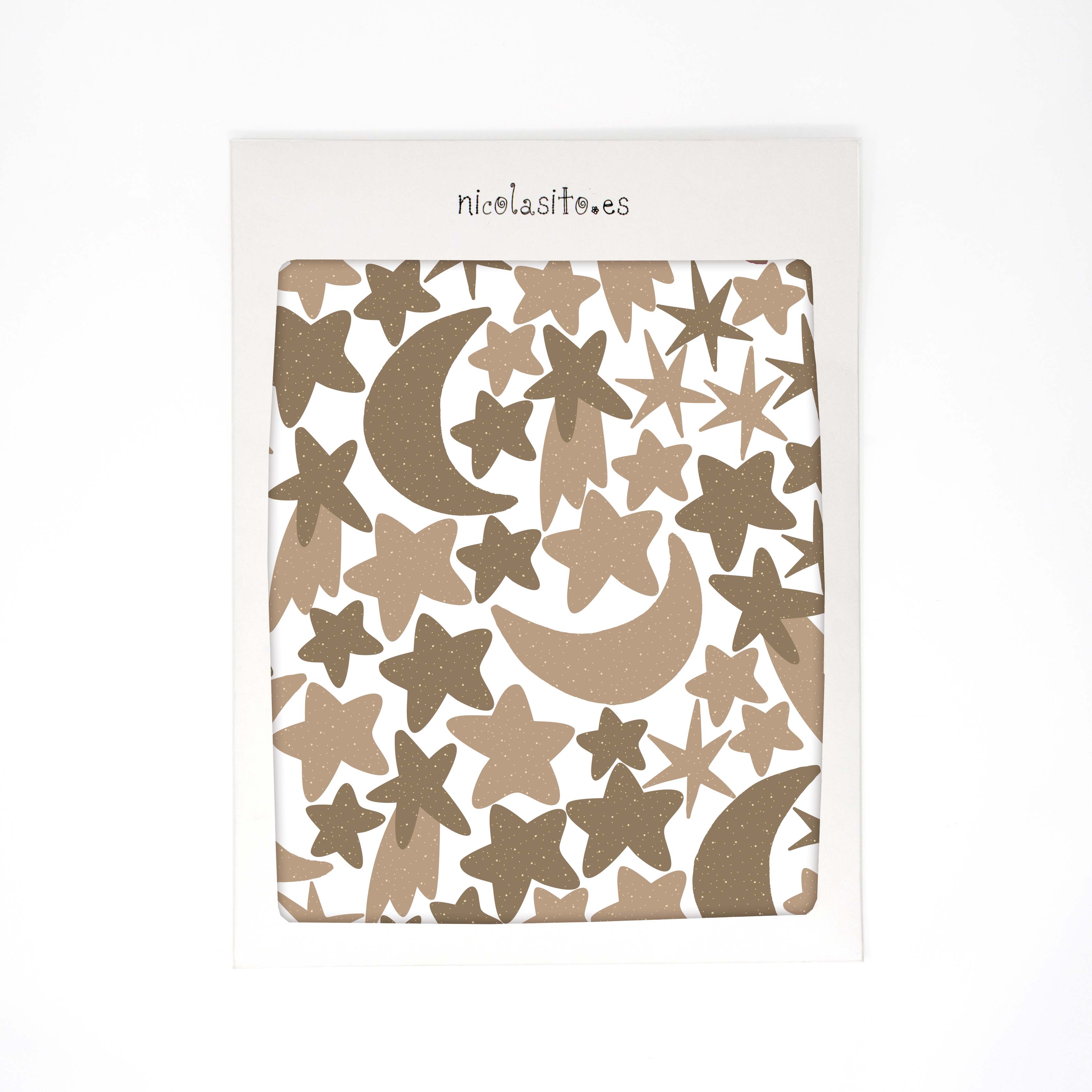 Imagen del packaging original en el que se envían los vinilos decorativos de pared en forma de estrellas y lunas de color marron. Vinilo adhesivo fácil de retirar - Nicolasito.es #color_estrellas-y-lunas-topo