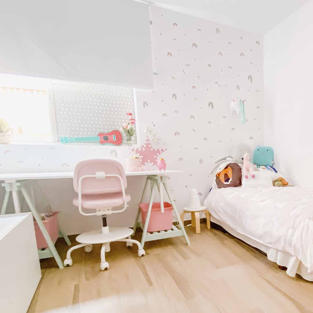 Decorar paredes sin complicaciones ni líos con el vinilo decorativo para habitación infantil efecto papel pintado de arcoiiris y nubes de Nicolasito.es