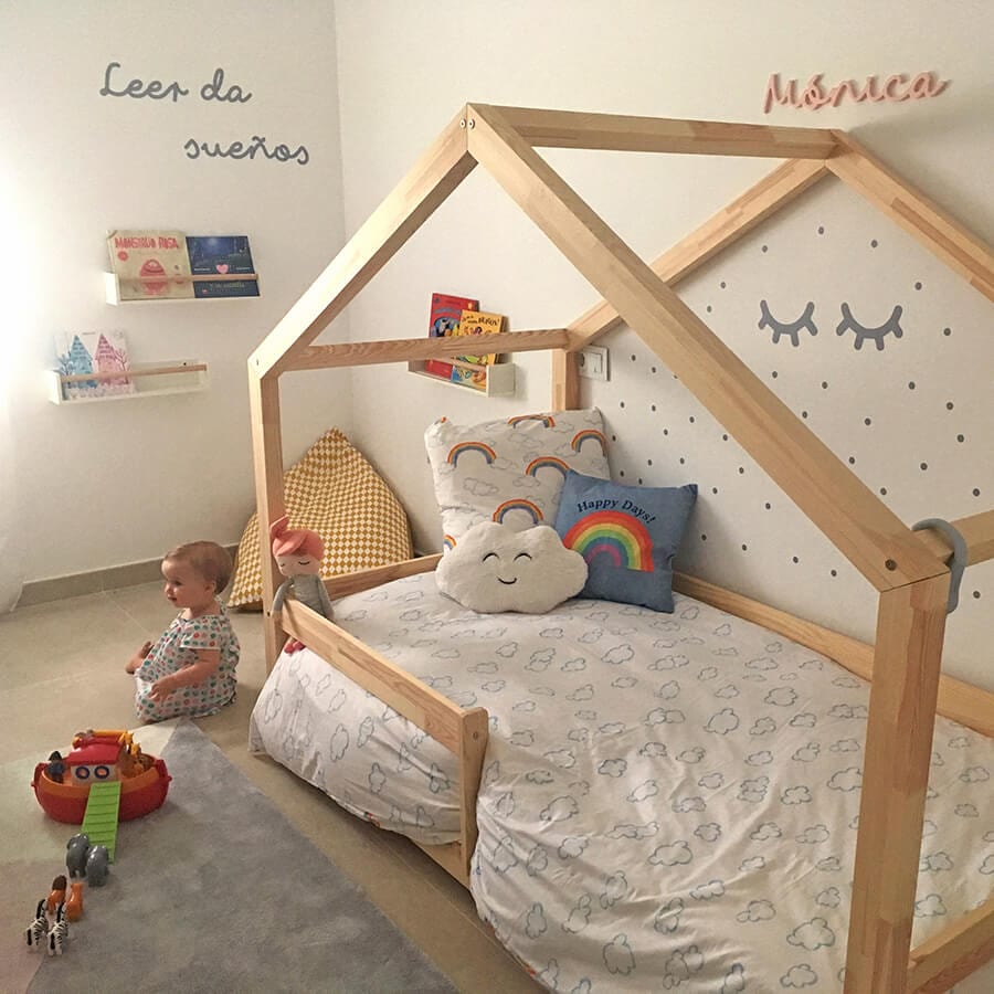 Vinilo decorativo con nombre infantil colocado sobre pared blanca, ideal para espacios luminosos y modernos - Nicolasito.es #color_Gris Claro