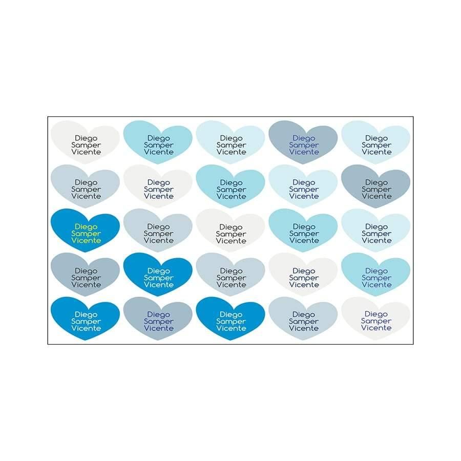 Plano detalle de pack de 25 etiquetas de ropa termohadesivas y personalizadas con diseño dulce de corazones en color azul resistentes al lavado - Nicolasito.es #color_Azul