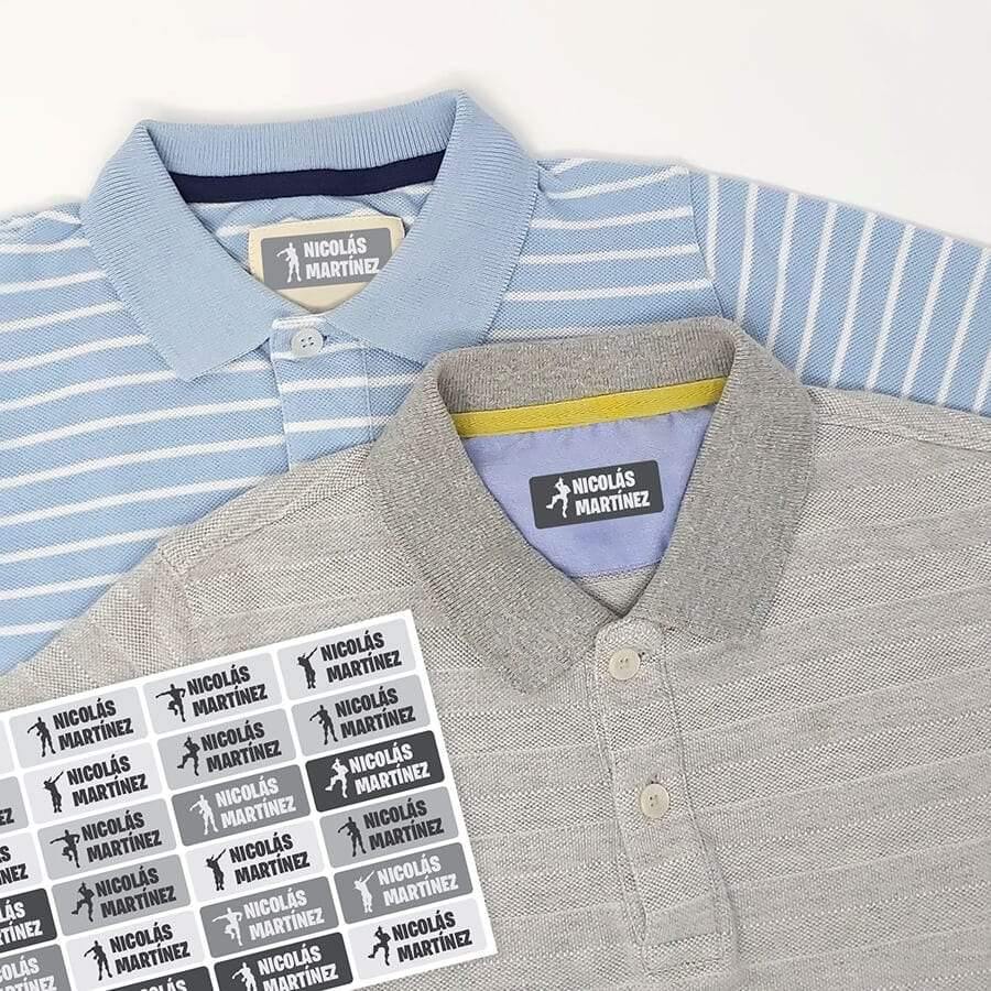 Detalle de etiquetas temoadhesivas para marcar la ropa con diseño temático de Fortnite y nombre personalizado en tipografía clara y moderna sobre camisetas infantiles. Diseño duradero y resistente al lavado y al uso diario - Nicoalsito.es