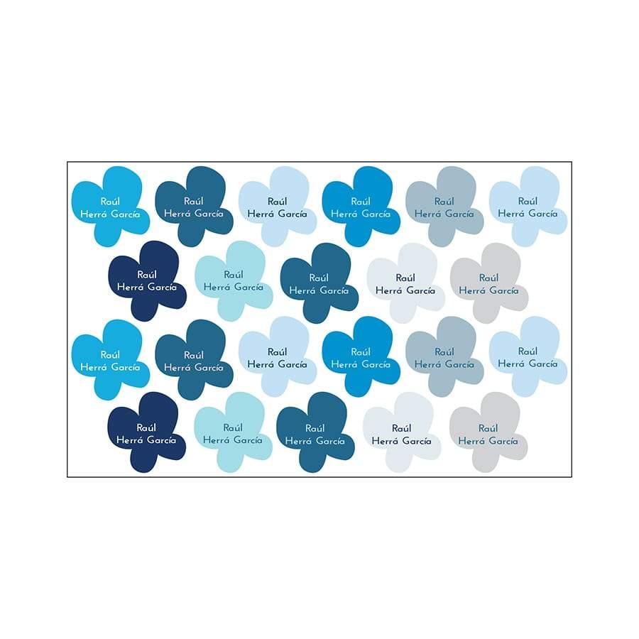Imagen detallada del paquete de 24 etiquetas termoadhesivas para marcar la ropa con diseño de mariposas de colro azul, personalizadas con el nombre del niño y disponibles en varios estilos de letra; ideales para marcar prendas escolares. Resistentes al lavado y al uso diario - Nicolasito.es #color_Azul