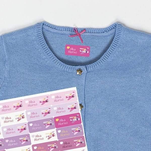 Etiquetas termoadhesivas personalizadas con temática de aviador en color rosa sobre chaqueta de niña para marcar la ropa y no perderla- Nicolasito.es #color_Rosa