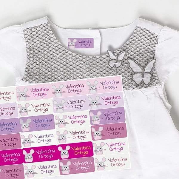 Imagen para ver cómo quedan las etiquetas termoadhesivas con diseños de ratones de color rosa adheridas a un vestido blanco. Estas etiquetas se pueden aplicar fácilmente con una plancha de uso doméstico y son resistentes al uso diario sin despegarse ni perder calidad - Nicolasito.es #color_Rosa
