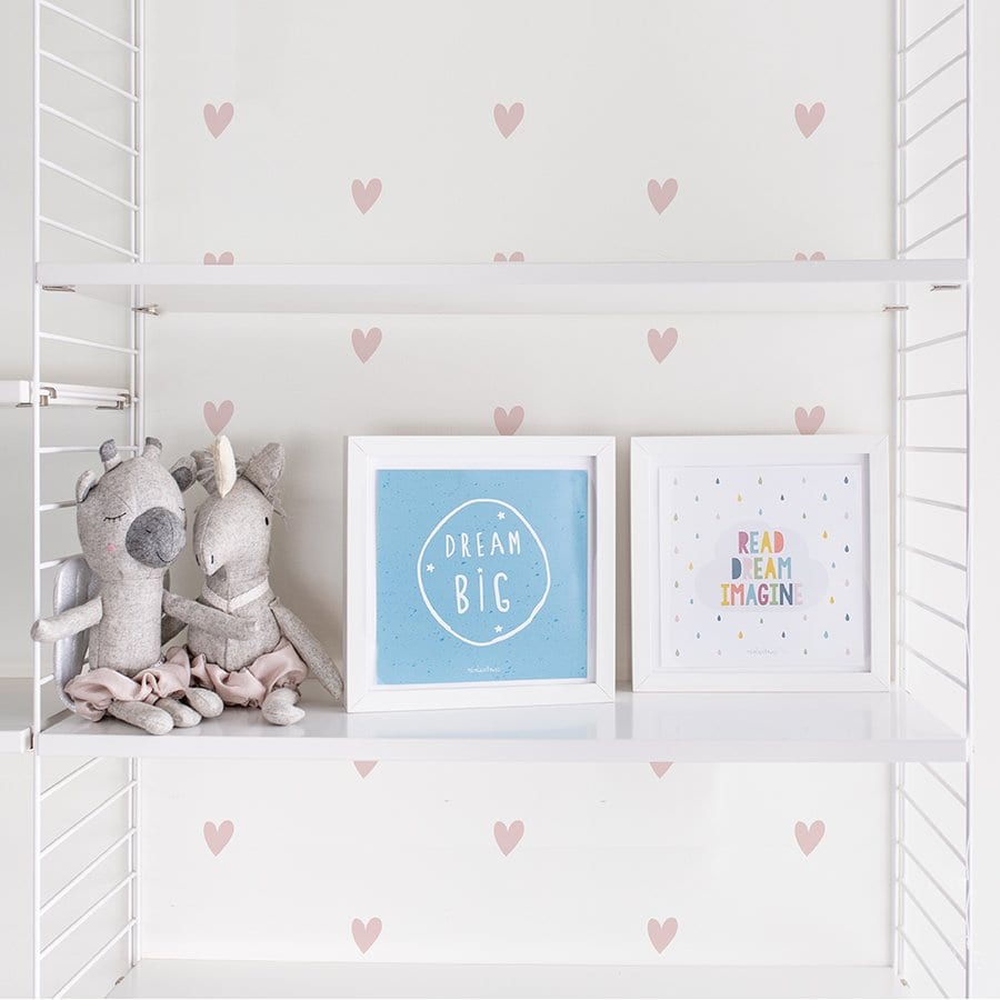 Pared decorada con vinilo decorativo mini corazones adhesivos en color rosa y con una distribución uniforme - Nicolasito.es #color_Rosa