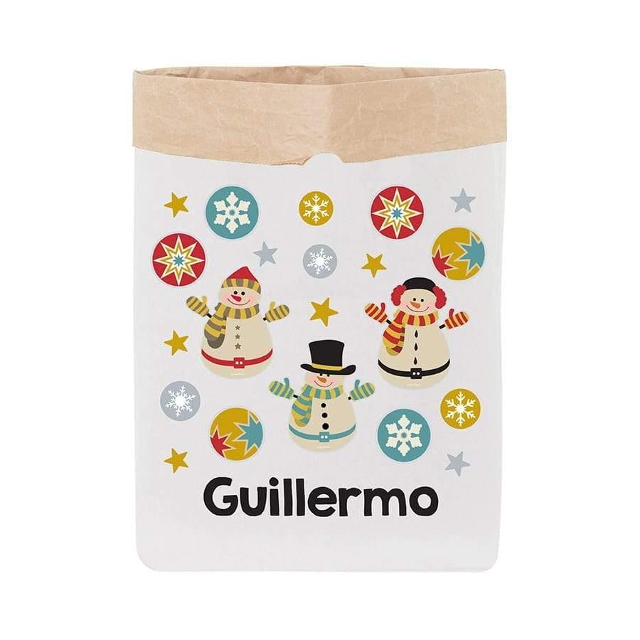 Detalle del saco de Navidad personalizado con muñecos de nieve y nombre impreso, diseño navideño alegre y artesanal para guardar regalos - Nicolasito.es