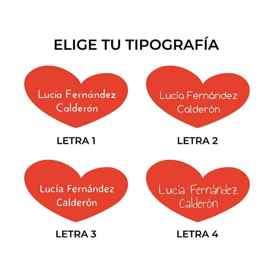 Imagen detallada de las diferentes tipografías disponibles para personalizar las etiquetas termoadhesivas con forma de corazones para marcar ropa escolar - Nicolasito.es