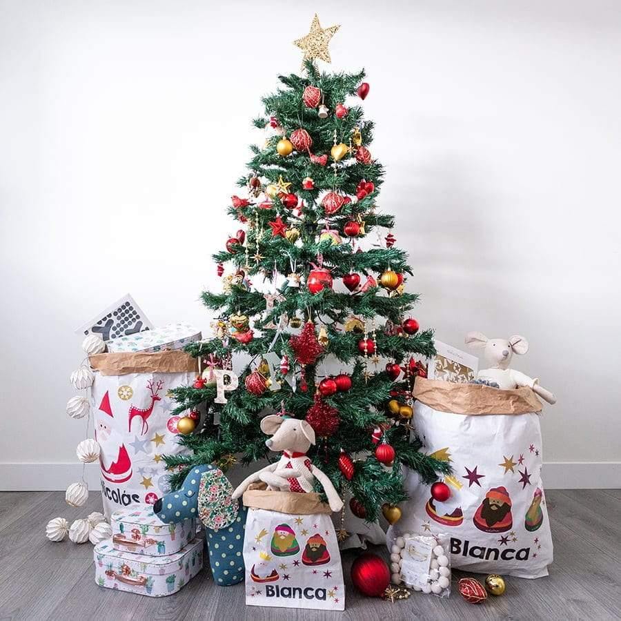 Saco de papel kraft personalizado de Papá Noel bajo el árbol, ideal para colocar regalos de Navidad con estilo ecológico y reutilizable - Nicolasito.es