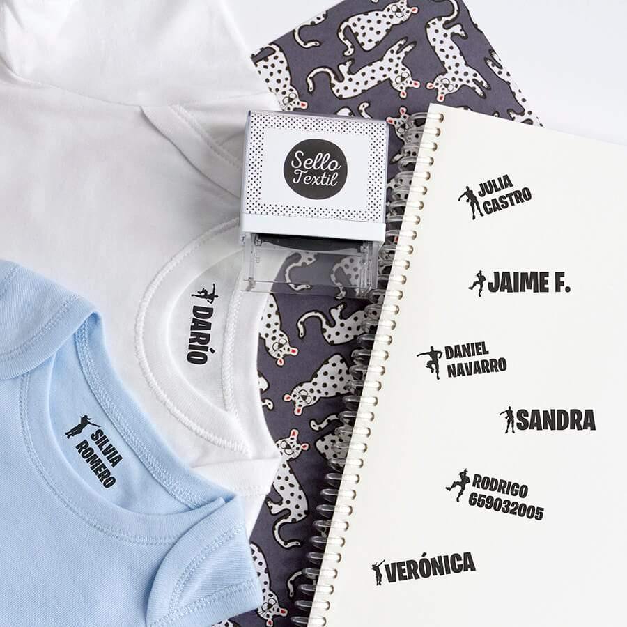 Sello para marcar ropa Fortnite aplicado sobre camiseta infantil, tinta textil lavable y duradera ideal para prendas del colegio o campamentos - Nicolasito.es