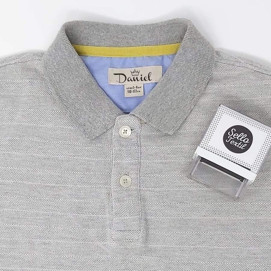 Sello personalizado ropa Corona Channel estampado sobre uniforme escolar, marcador textil resistente a los lavados y perfecto para identificar ropa infantil - Nicolasito.es