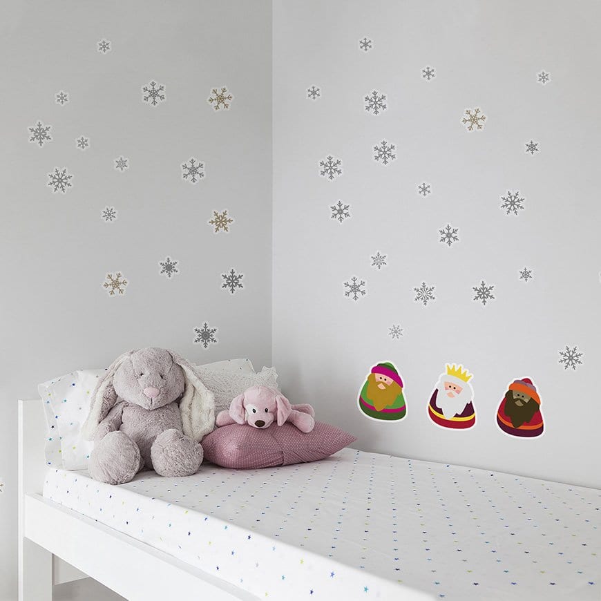 Detalle del vinilo Reyes Magos aplicado en dormitorio infantil, decoración de pared con estilo alegre y festivo para Navidad - Nicolasito.es