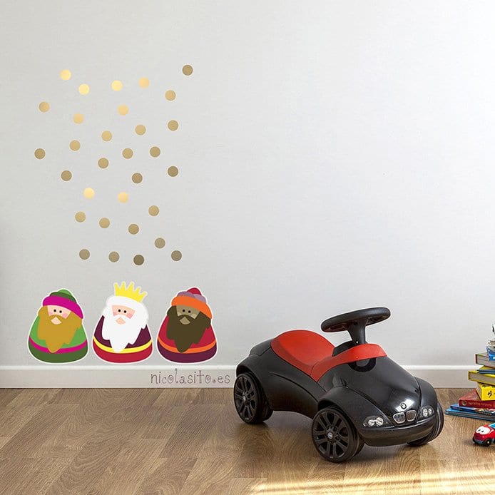 Vinilo Reyes Magos decorando pared de habitación infantil junto a juguetes, decoración navideña divertida y fácil de colocar - Nicolasito.es