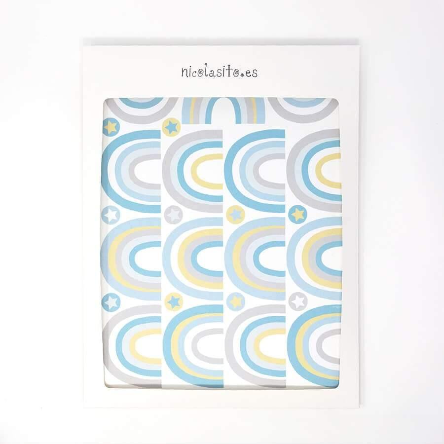 Paquete de vinilo decorativo de paredes en forma de arcoiris infantiles de color azul pastel listo para enviar, presentación de producto. Vinilo decorativo de alta calidad y resistente - Nicolasito.es #color_Pastel azul
