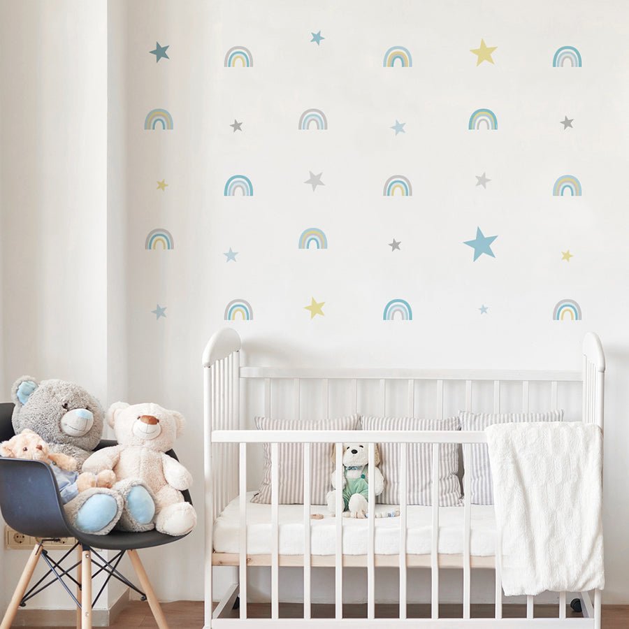 Vinilo decorativo en forma de arcoiris de color azul combinado con vinilo decorativo de estrellas sobre una pared de dormitorio infantil - Nicolasito.es #color_Pastel azul