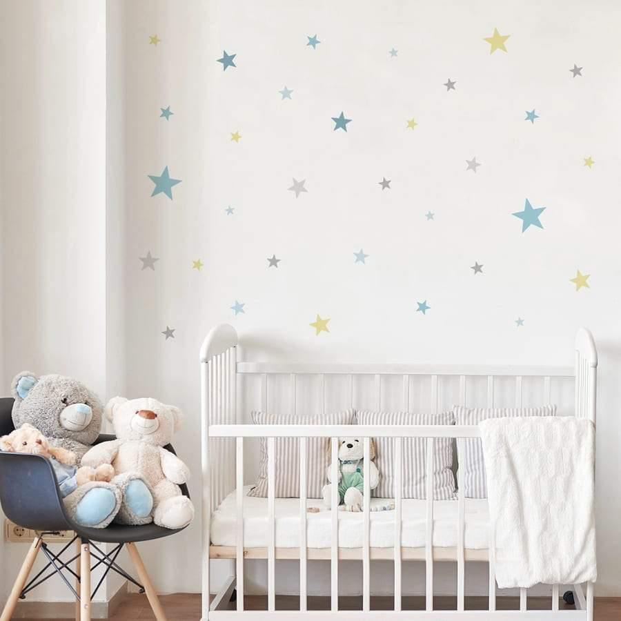 Vinilo de estrellas pastel en color azul decorando pared blanca sobre cuna en habitación de bebé - Nicolasito.es #color_Pastel azul