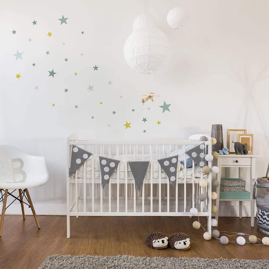 Pared blanca de dormitorio de bebe decorada con vinilo de estrellas pastel en color verde colocadas de manera dispersa - Nicolasito.es #color_Pastel mint