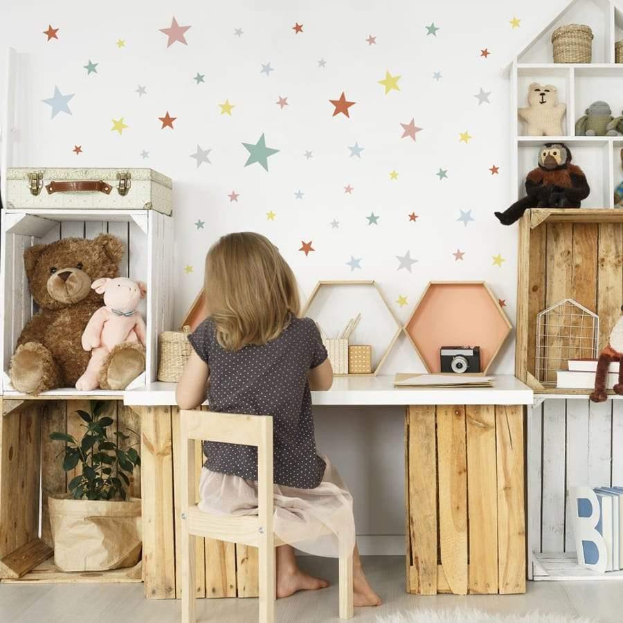Vinilo decorativo de estrellas pastel en pared de habitación infantil moderna decorada con muebles y detalles en madera - Nicolasito.es #color_Multicolor