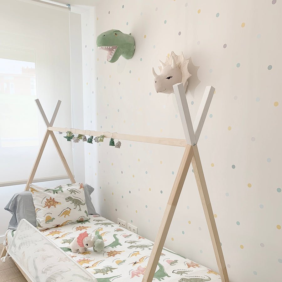 Vinilo decorativo topitos en color pastel en pared de habitación infantil moderna con muebles en madera y detalles en verde #color_Pastel azul