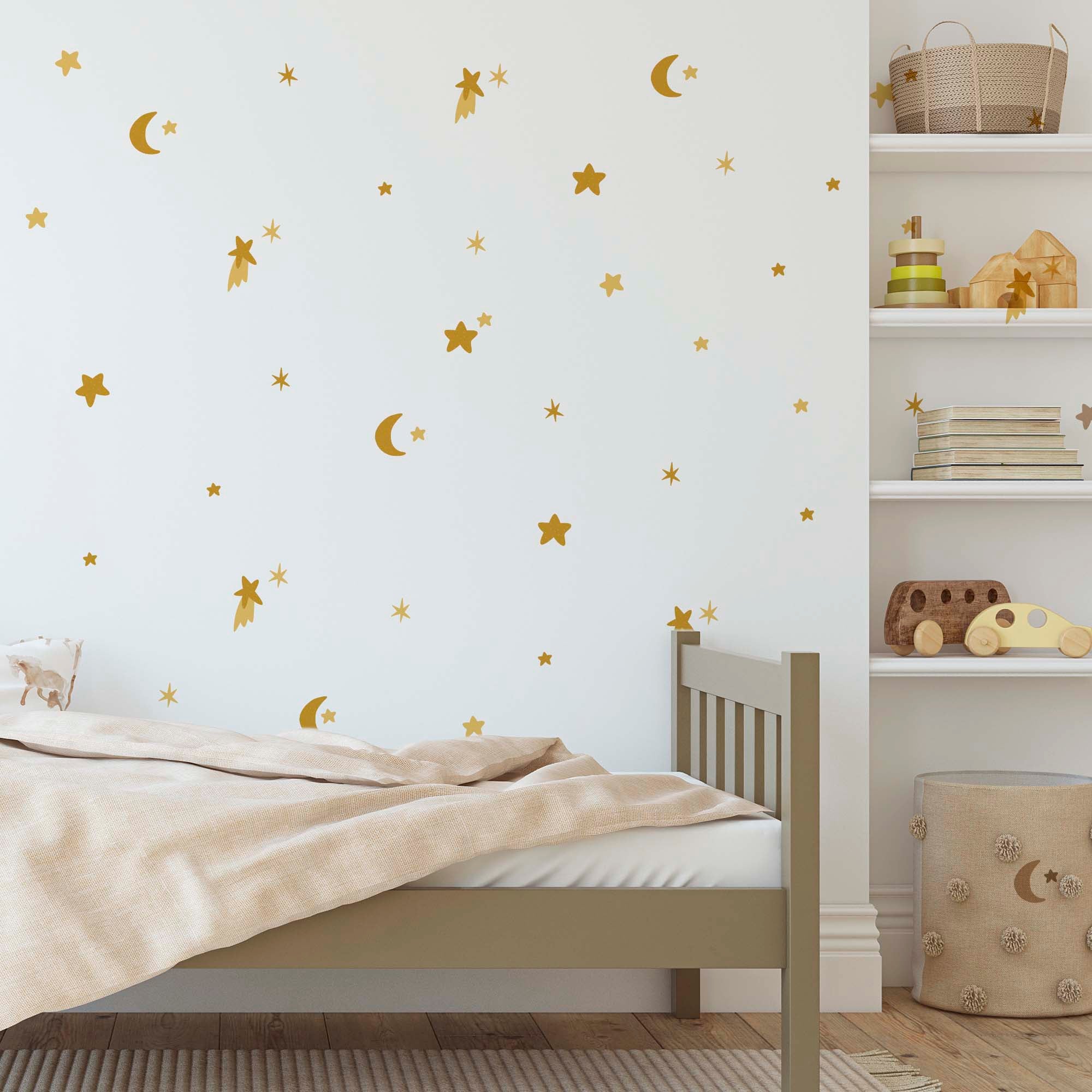 Vinilo decorativo para dormitorios infantiles en forma de estrellas y lunas arena colocados sobre pared lisa y blanca de dormitorio infantil. Vinilo fácil de aplicar y adhesivo resistente - Nicolasito.es #color_estrellas-y-lunas-arena