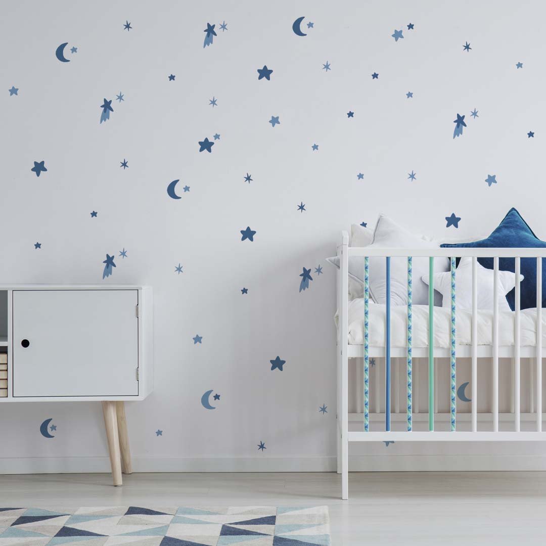 Vinilo decorativo para dormitorios infantiles estrellas y lunas azul marino sobre pared de dormitorio infantil con muebles blancos y detalles en blanco - Nicolasito.es #color_estrellas-y-lunas-marino