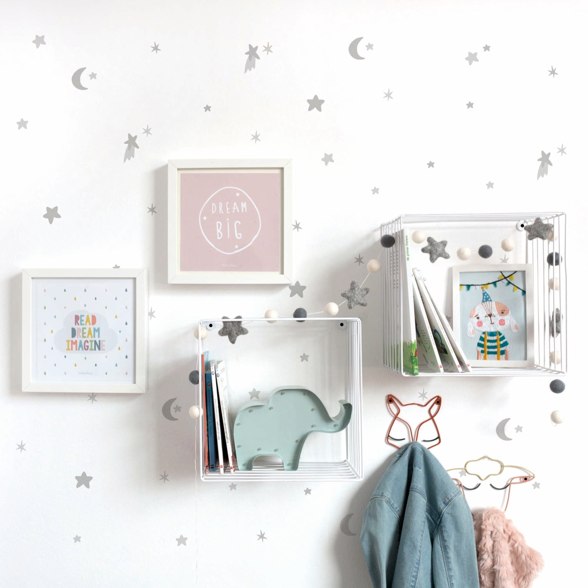 Pared de dormitorio infantil decorada con vinilo decorativo y adhesivo fácil de aplicar en forma de estrellas y lunas de color gris - Nicolasito.es #color_estrellas-y-lunas-gris
