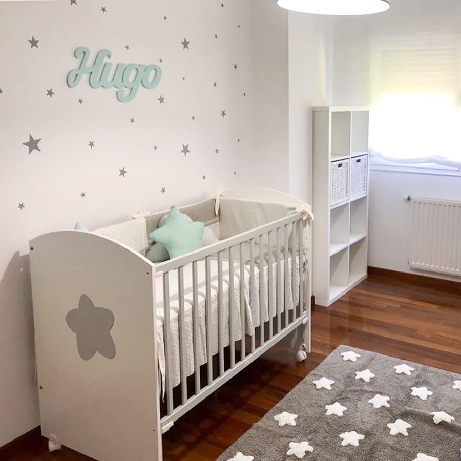 Imagen general que muestra dormitorio de bebé con muebles blancos y pared lisa decorada con vinilos decorativos y removibles de alta calidad en forma de estrellas de varios tamaños en color gris - Nicolasito.es #color_Gris claro
