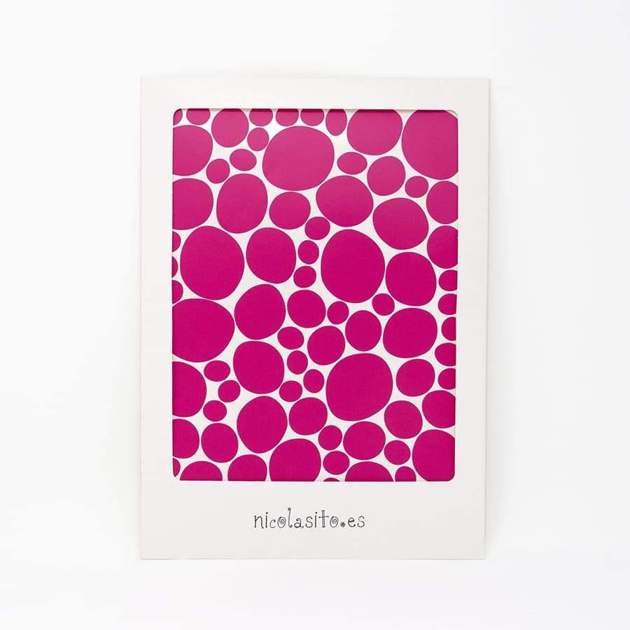 Detalle del packaging de vinilo decorativo lunares irregulares antes de abrir - Nicolasito.es #color_Fucsia
