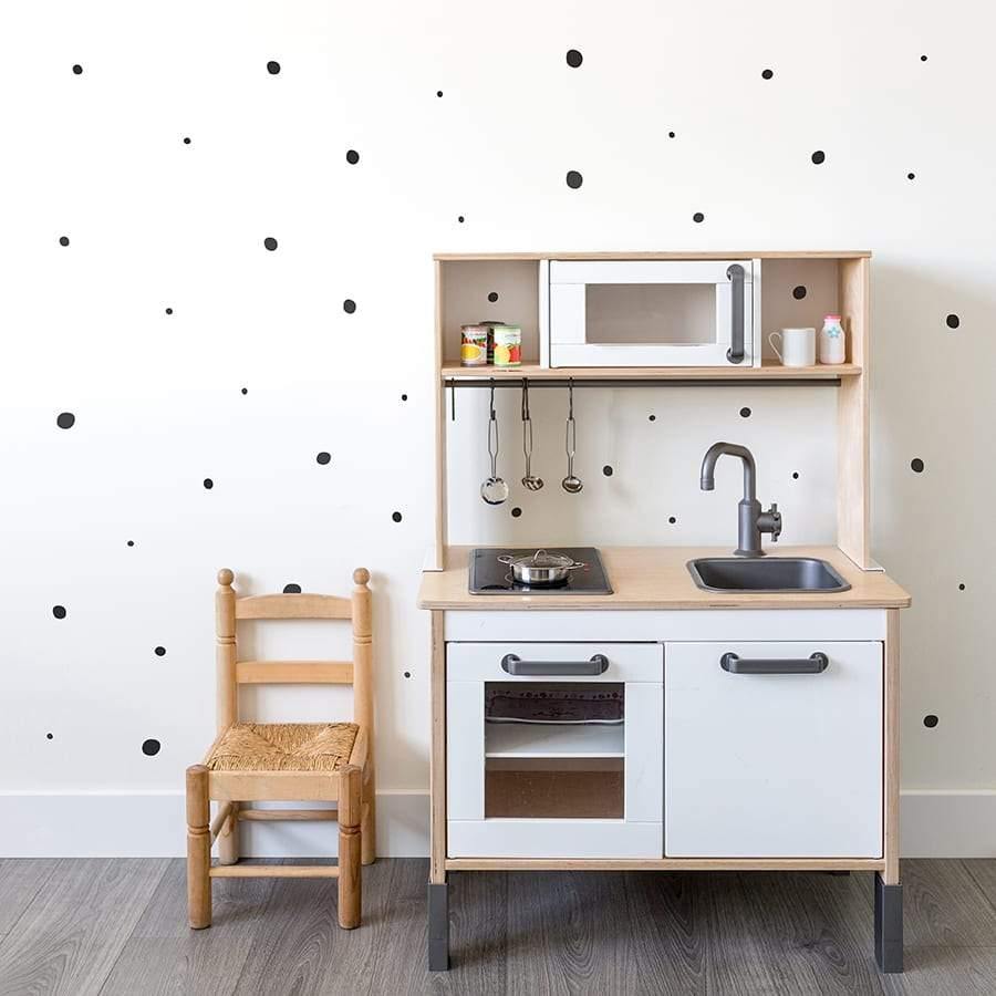 Sala de juegos infantil con pared decorada con vinilo decorativo lunares irregulares en color negro - Nicolasito.es #color_Negro