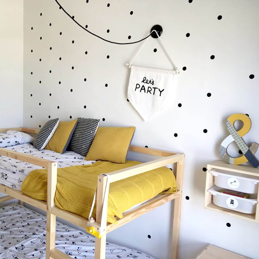 Habitación juvenil decorada con vinilo decorativo lunares 3cm, resultado visual en pared blanca - Nicolasito.es #color_Negro
