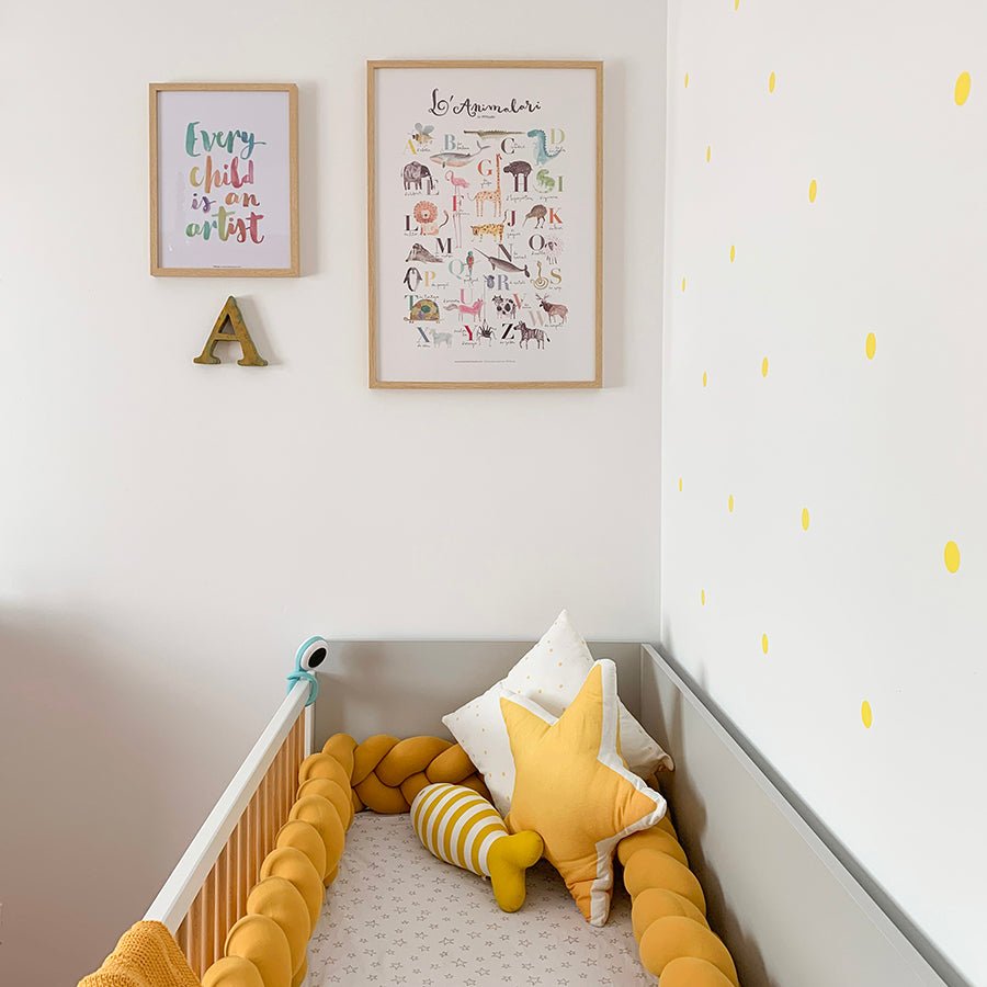 Dormitorio infantil con vinilo decorativo topitos lunares de 3 cm de color amarillo en estilo nórdico - Nicolasito.es #color_Amarillo