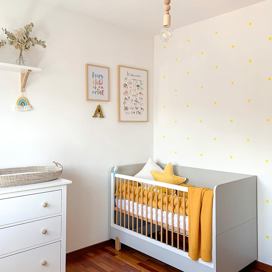 Vista general de pared completa de dormitorio de bebé decorada con vinilo topitos lunares pequeños adhesivos - Nicolasito.es #color_Amarillo