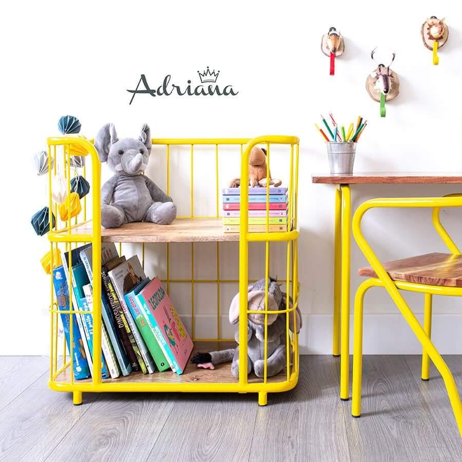 Vinilo decorativo infantil con nombre Corona Channel colocado sobre la cama, diseño elegante ideal para habitaciones personalizadas - Nicolasito.es #color_Gris oscuro