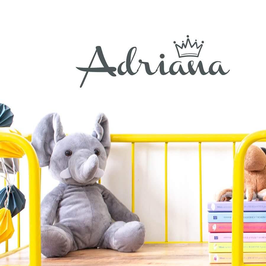 Vinilo personalizado con nombre y corona Channel en color dorado, decorando dormitorio de bebé con estilo clásico y sofisticado - Nicolasito.es #color_Gris oscuro
