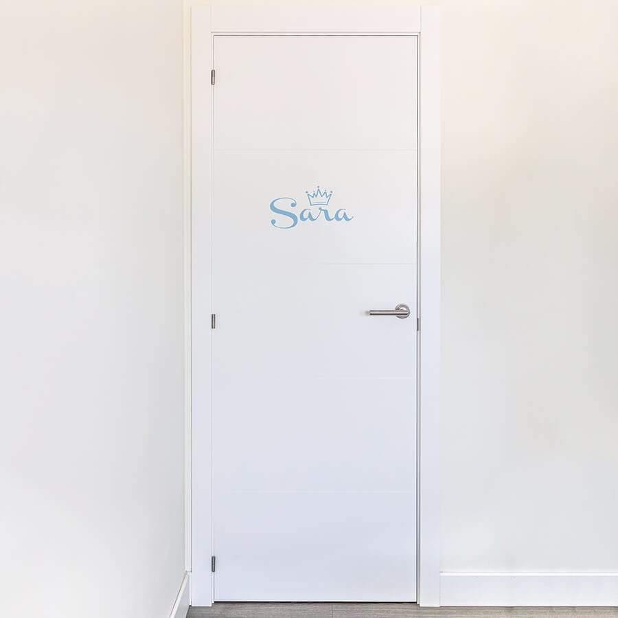 Vinilo de pared con nombre y diseño de corona Channel colocado en puerta de dormitorio juvenil, aportando un toque moderno y personalizado - Nicolasito.es #color_Azul cielo