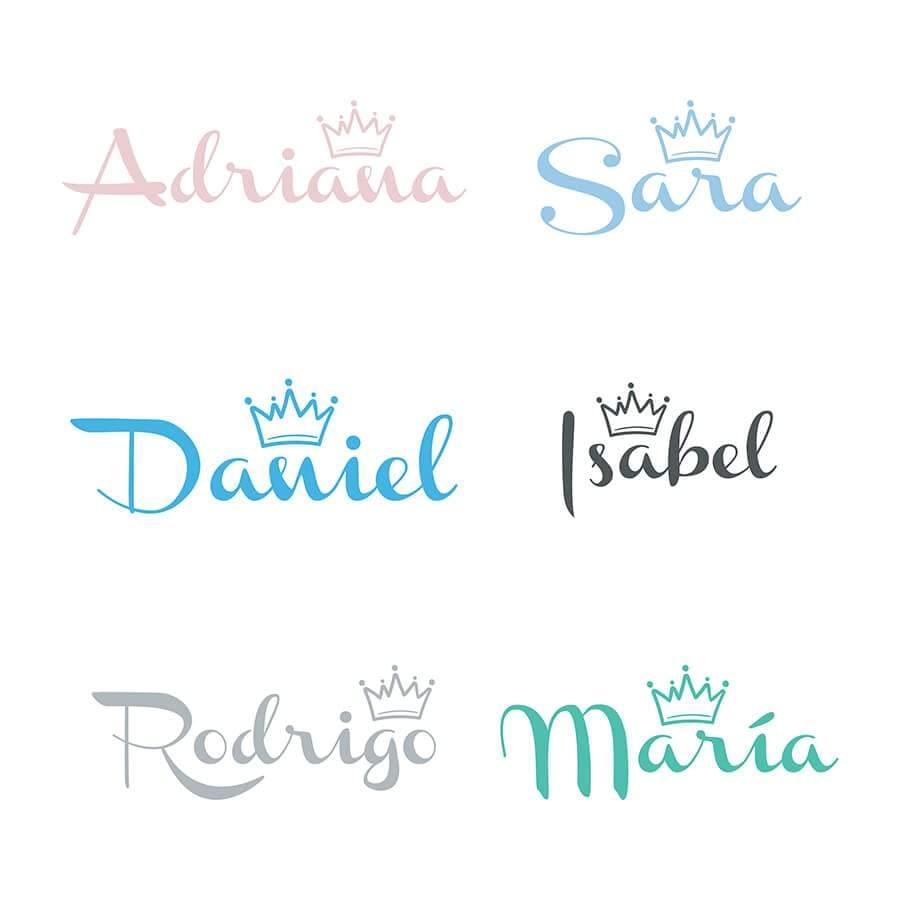 Detalle del vinilo personalizado con nombre Corona Channel, mostrando ejemplos de nombres y tipografía elegante para decoración de pared infantil - Nicolasito.es