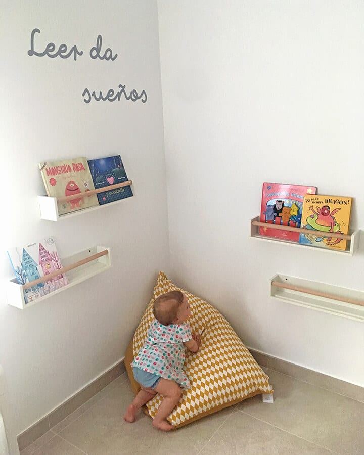 Vinilo decorativo infantil con nombre personalizado colocado en habitación de niño, diseño versátil y moderno - Nicolasito.es #color_Gris Claro
