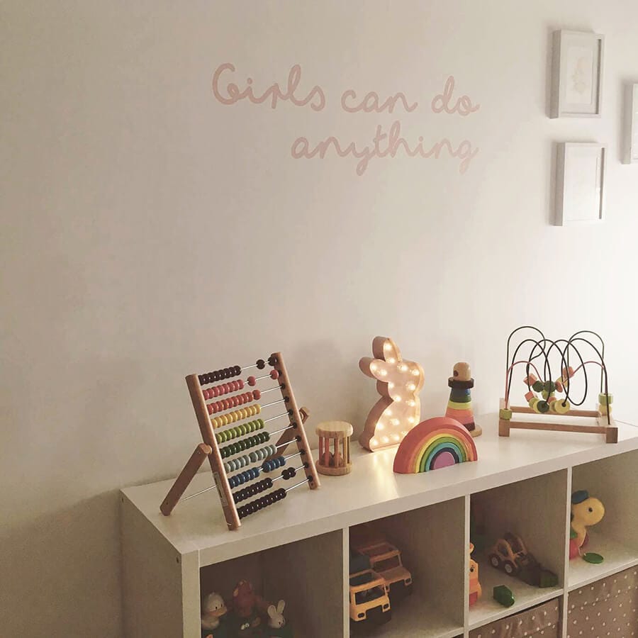 Vinilo decorativo infantil con nombre personalizado en pared de dormitorio de niña, diseño elegante y personalizable - Nicolasito.es #color_Rosa