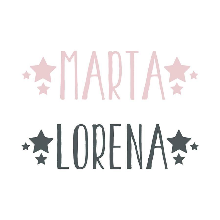 Detalle del vinilo infantil personalizado Estrellitas, mostrando ejemplos de nombres y tipografía decorativa con pequeñas estrellas, ideal para habitaciones infantiles - Nicolasito.es