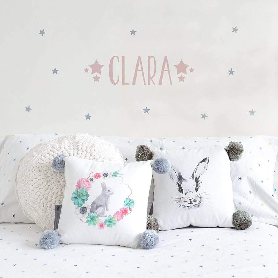 Vinilo infantil personalizado con nombre y diseño de estrellitas colocado sobre cuna, ideal para dormitorios luminosos y suaves - Nicolasito.es #Color_Rosa