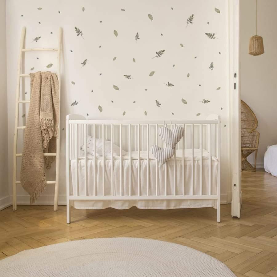 Cuarto de bebé con Vinilo decorativo. Decoración de cuarto con cuna con pegatinas de hojas acuarela Nicolasito