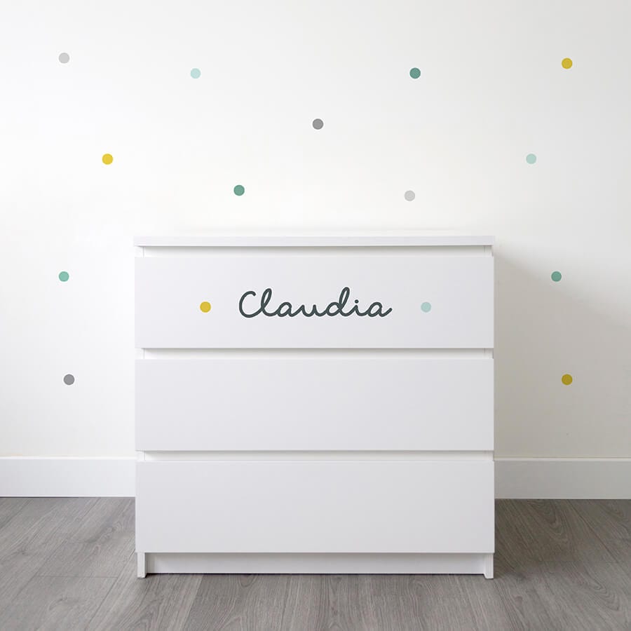 Cómoda de ikea customizada con vinilos decorativos para personalizar. y pared blanca de dormitorio decorada con vinilos decorativos en forma de topitos - Nicolasito.es #color_Pastel mint