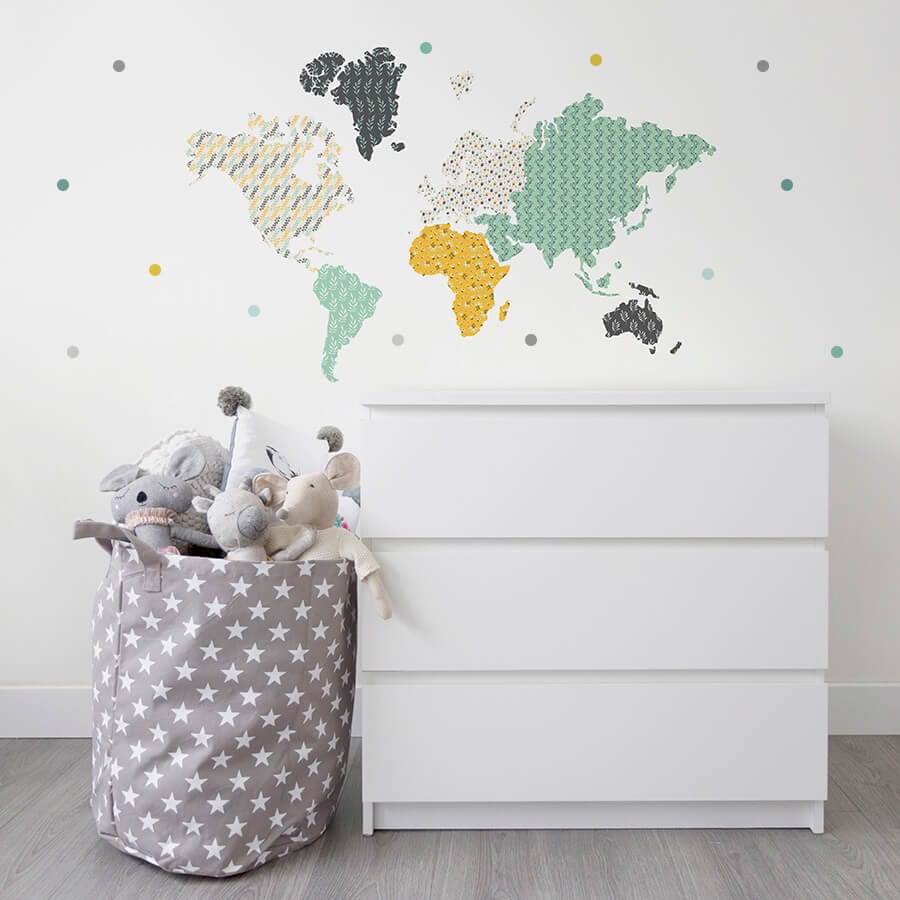 Pared blanca de dormitorio infantil decorada con vinilo de topitos pastel en color verde distribuidos de forma aleatoria - Nicolasito.es #color_Pastel mint