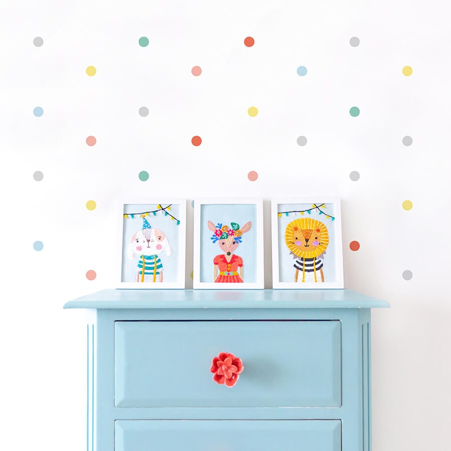 Topitos pastel adhesivos de varios colores sobre pared color blanco, decoración sencilla y moderna - Nicolasito.es #color_Multicolor