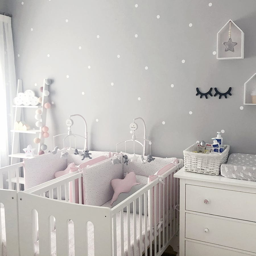 Pared decorada con vinilo decorativo topitos lunares 3cm en color blanco, sobre pared de dormitorio de bebé. Vinilo decorativo ideal para dormitorios modernos - Nicolasito.es #color_Blanco