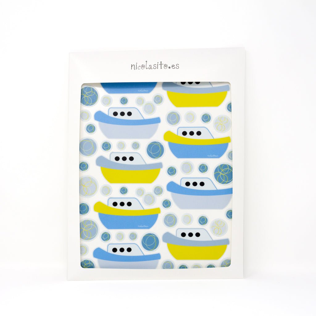 Plano detalle de las pegatinas de barcos azules antideslizantes en su packaging de envío, destacando el diseño y la textura antideslizante - Nicolasito.es #color_Azul