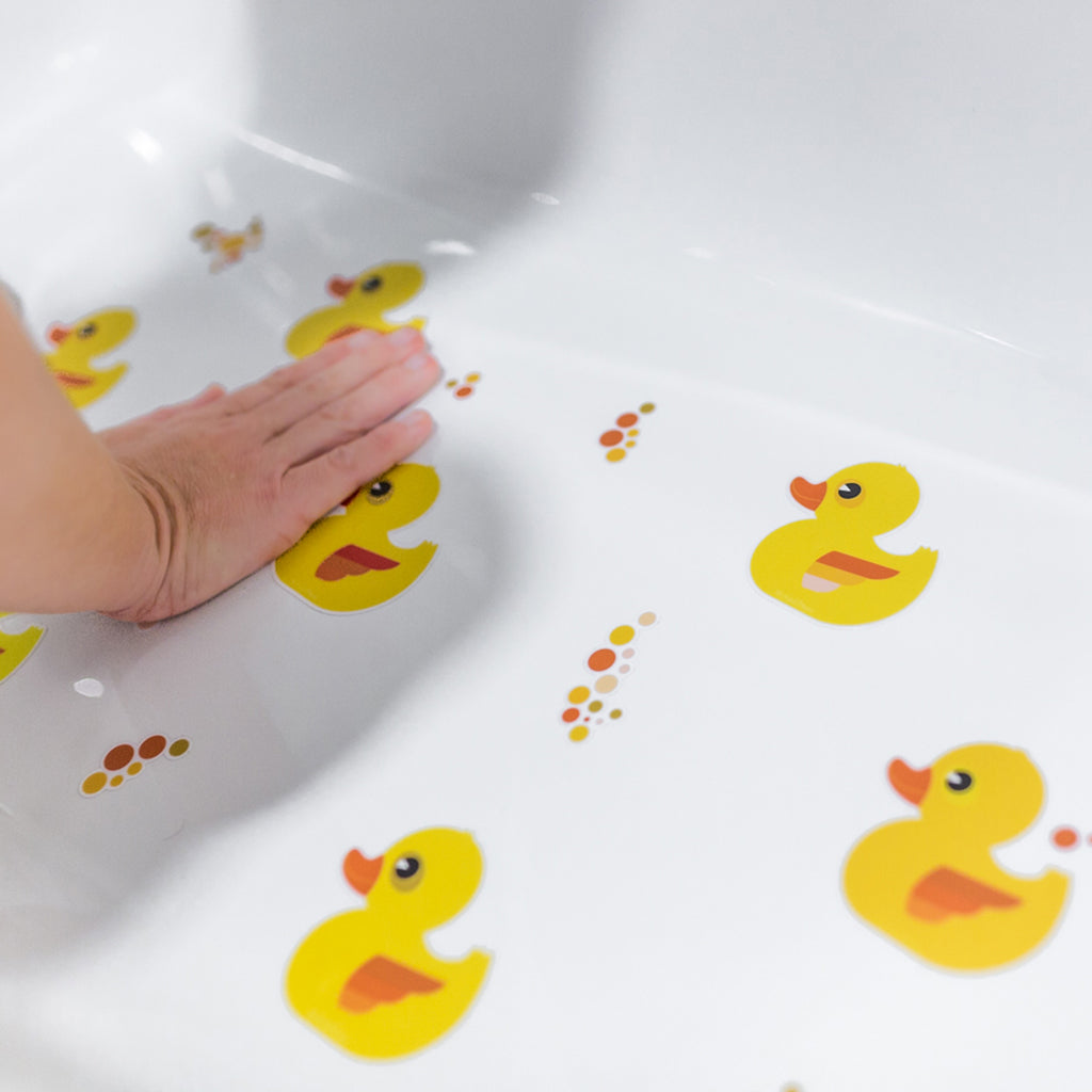 Detalle de vinilos antideslizantes con forma de pato para ducha y bañera demostrando su efecto rugoso y su eficacia en la seguridad infantil para evitar resbalones durante el baño - Nicoalsito.es
