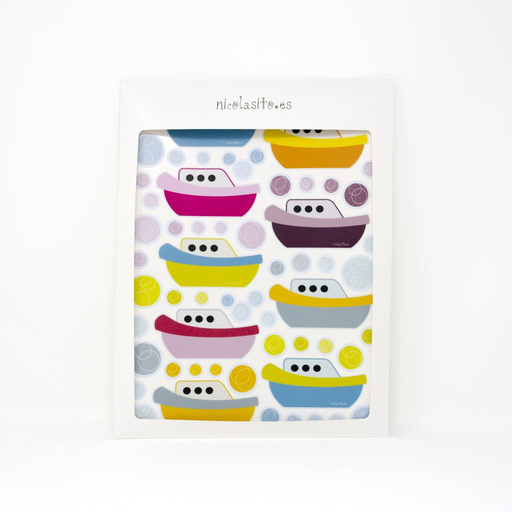 Primer plano de las pegatinas de barcos multicolor antideslizante en su packaging de envío, destacando el diseño multicolor y la textura antideslizante - Nicolasito.es #color_Multicolor